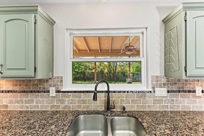 Building Photo - 1807 Iris Ln