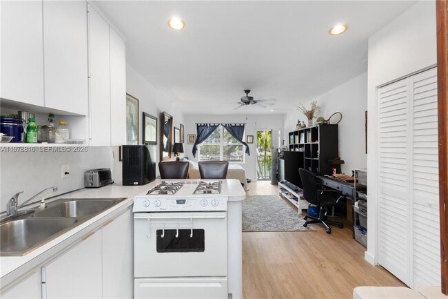 Building Photo - 2445 Lake Pancoast Dr