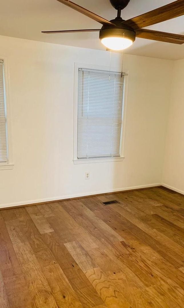 Building Photo - Gorgeous 2BR 2BA 3 level town home fully updated and located in Essex Place