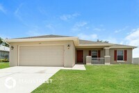 Building Photo - 631 NE 1st Pl