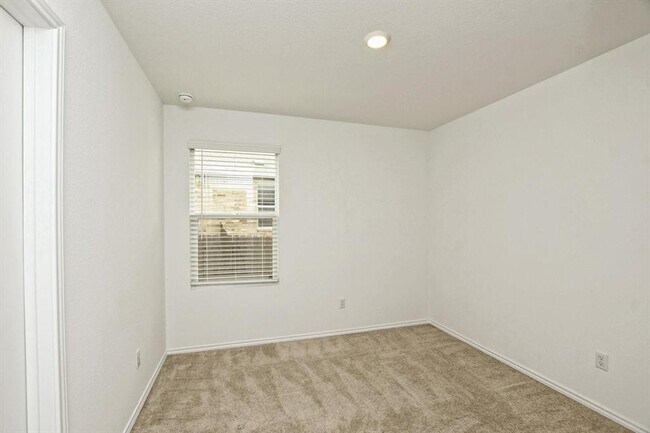 Building Photo - 2108 Golden Grain Ln