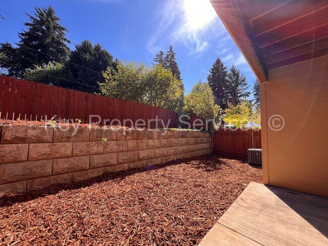 Building Photo - AVAILABLE NOW! Hazel Dell 5 Bedroom Close ...
