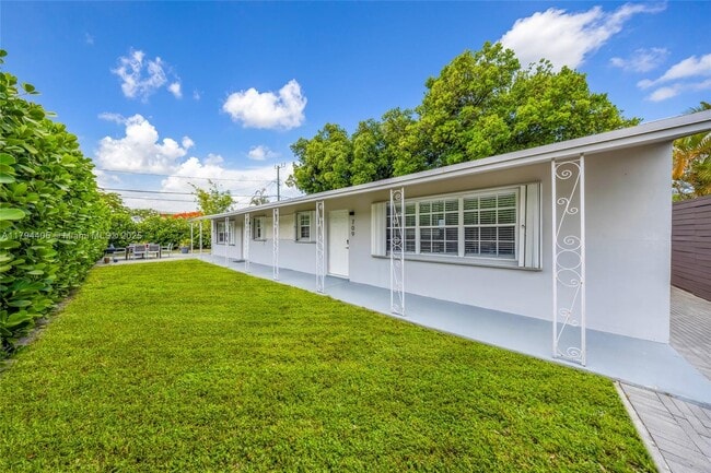 Building Photo - 709 NE 22nd Dr