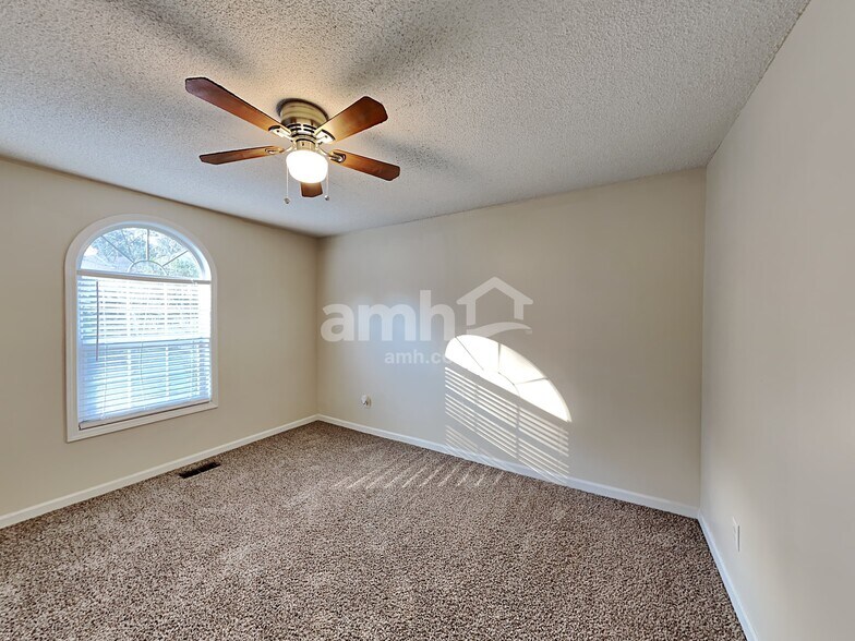 Building Photo - 1017 Queensbury Run