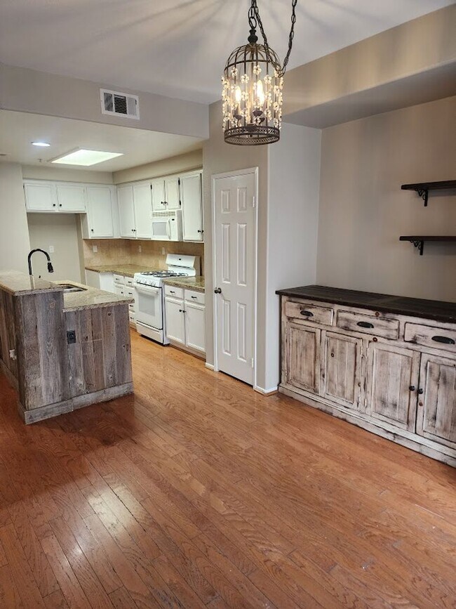 Building Photo - Murrieta 2 Bedroom Townhome + Office, Loft and 2 Car Garage