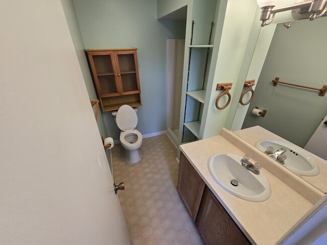 Building Photo - 615 Pekin Ave