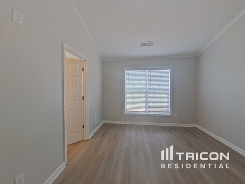 Building Photo - 425 Eglington Tr