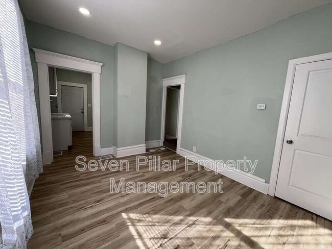 Building Photo - 1347 E Livingston Ave