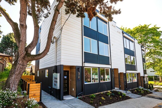 Building Photo - New Modern Ballard Townhouse | 3BR/2BA | Private Patio & Backyard
