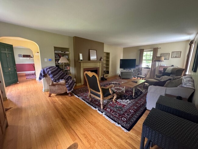 Building Photo - Beautifully Furnished Three Bedroom Home