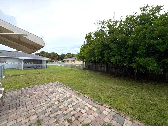 Building Photo - 12096 Dolphin Dr