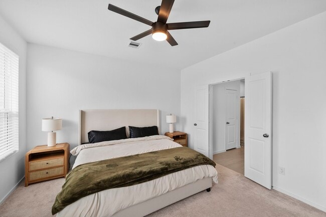 Building Photo - 807 Heaven Dr