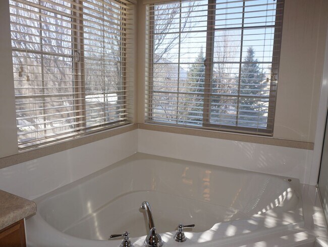 Building Photo - Beautiful Pleasant Grove 6 Bedroom With Mo...