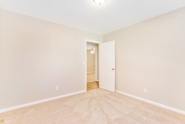 Building Photo - 3661 Collins Dr