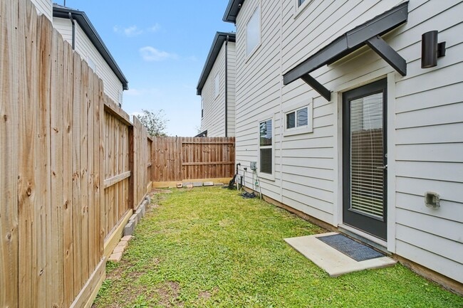 Building Photo - 2502 W Tidwell Rd