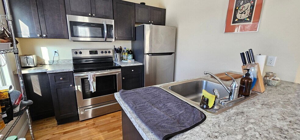 Building Photo - 389 E Allen St