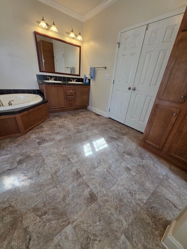 Building Photo - TR House