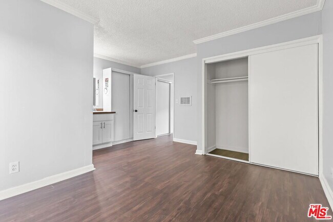 Building Photo - 5555 Carlton Way