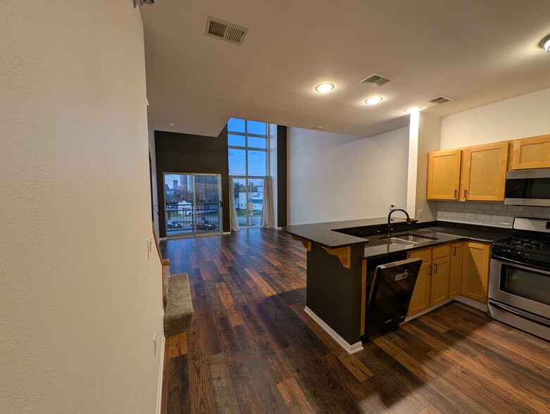 Building Photo - 2121 S Kinnickinnic Ave