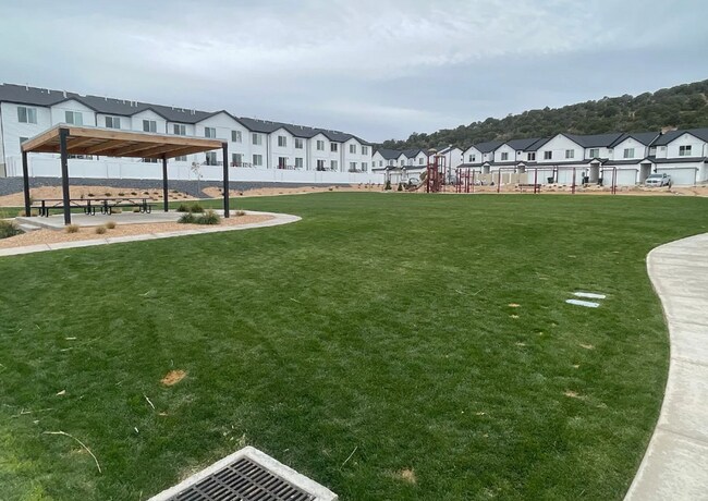 Building Photo - Spacious 3 Bedroom 2.5 Bathroom End Unit in Cedar City!