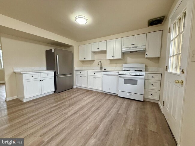 Building Photo - 2008 Ewald Ave