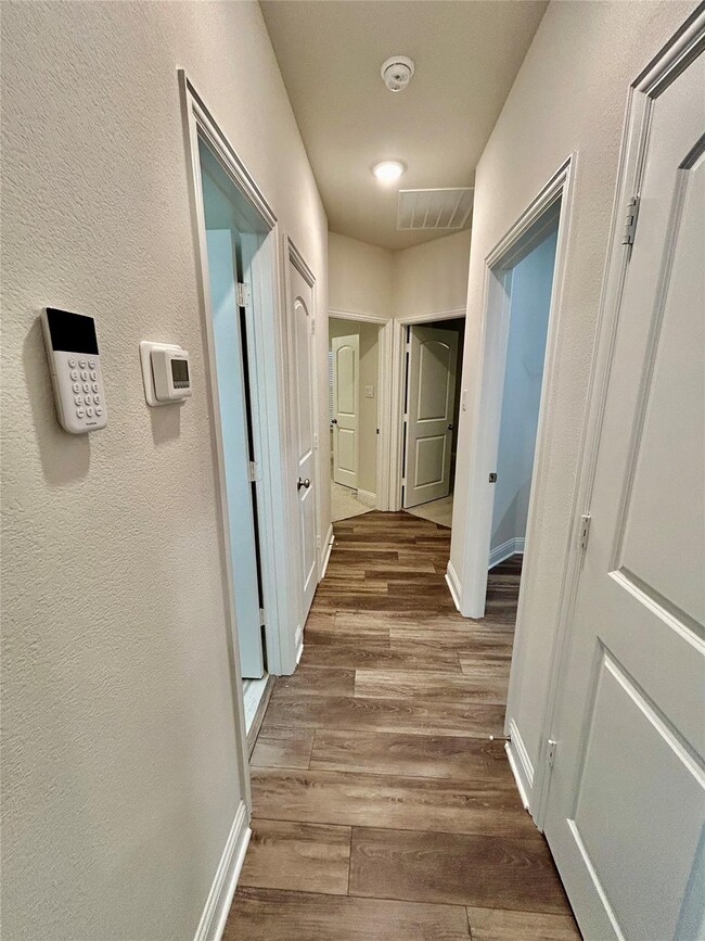 Building Photo - 541 Firethorn Dr