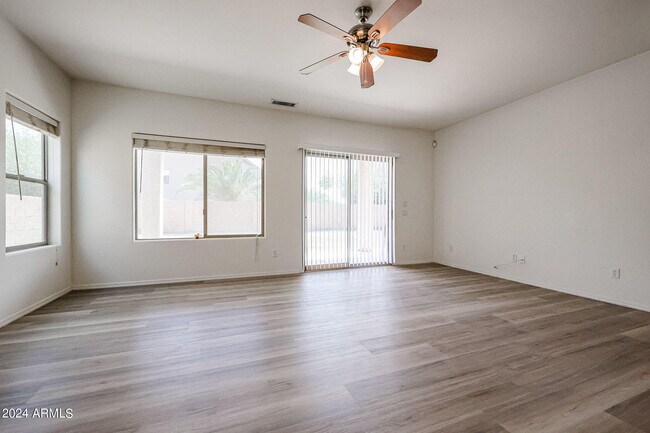 Building Photo - 811 E Kapasi Ln