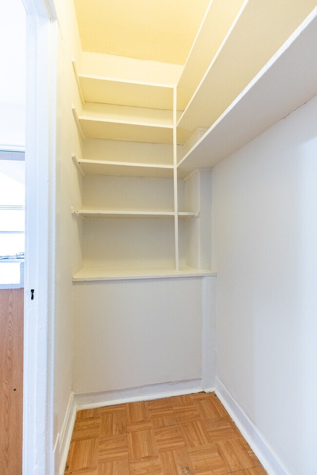 Building Photo - 6509 N Hoyne Ave