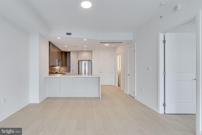 Building Photo - 8220 Crestwood Heights Dr