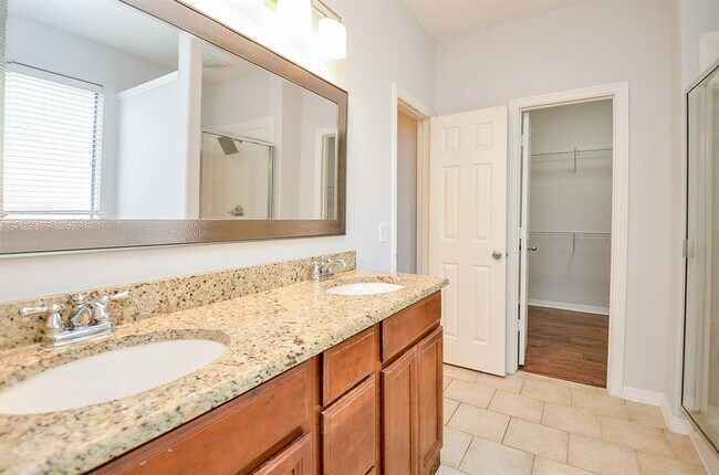 Building Photo - 3911 Fallsbrook Ct
