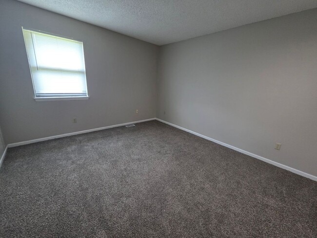 Building Photo - Spacious 2 Bedroom Quadplex with Garage
