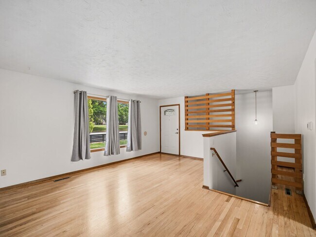 Building Photo - Spacious Unfurnished Home in Northwest Spokane