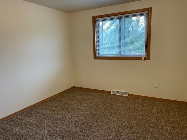 Building Photo - 702 Steven Ave