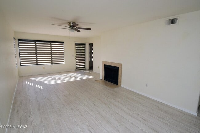 Building Photo - 5855 N Kolb Rd