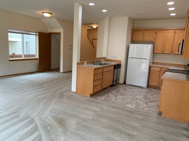 Building Photo - Beautiful 3-bd, 2.5-bath house The Ridge in Kent.