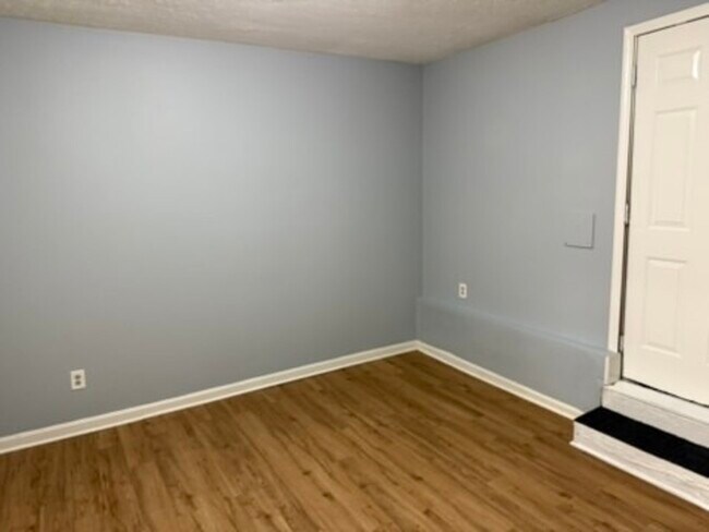 Building Photo - 1612 W Market St