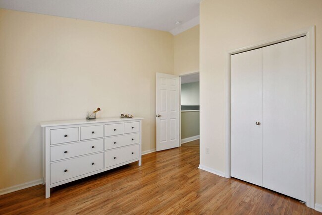 Building Photo - Pet-Friendly 3BR - 1/3.4 Home in Apple Val...