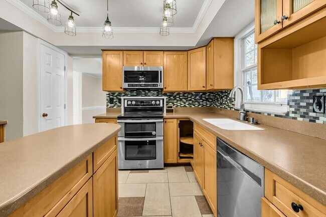 Building Photo - 121 Sully St