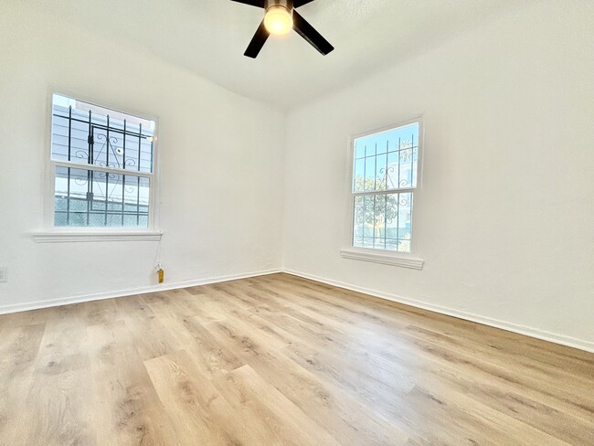 Building Photo - 1812 1/2 W 36th St Los Angeles, CA 90018