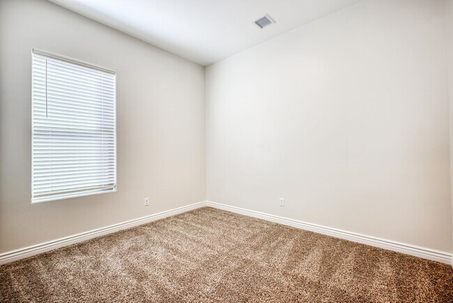 Building Photo - Beautiful East side House 4 bed-2.5 baths, part of The Overlook Casa Club that includes Swimming ...