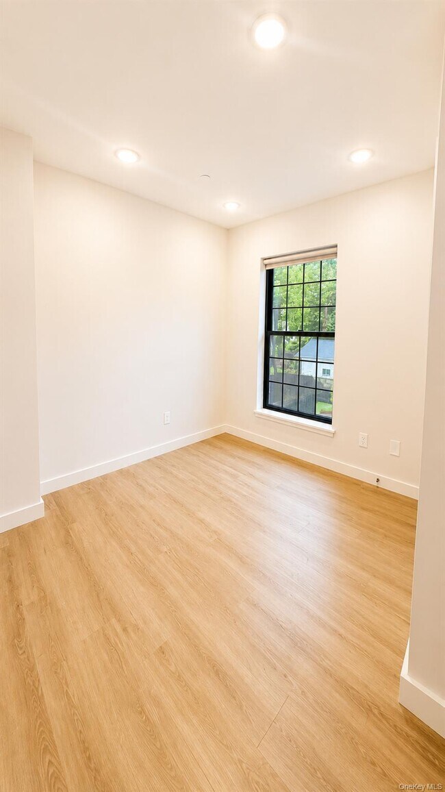 Building Photo - 136 202