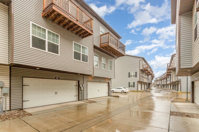 Building Photo - Available now! Three story townhome, 3 Bed...