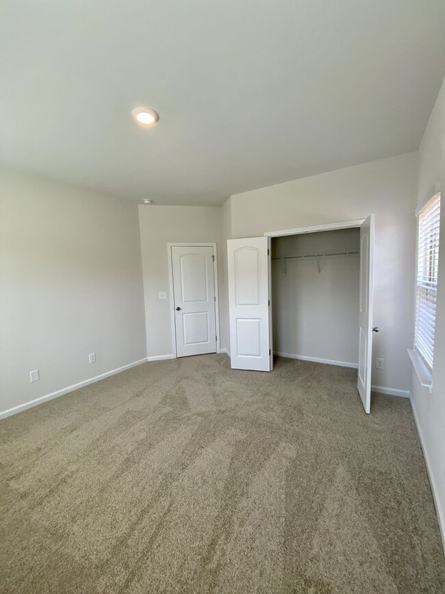 Building Photo - Beautiful 3BR/2.5BA Townhouse; Easy Access to I485 and Uptown