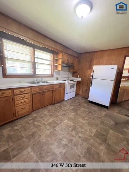 Building Photo - 346 W 5th St