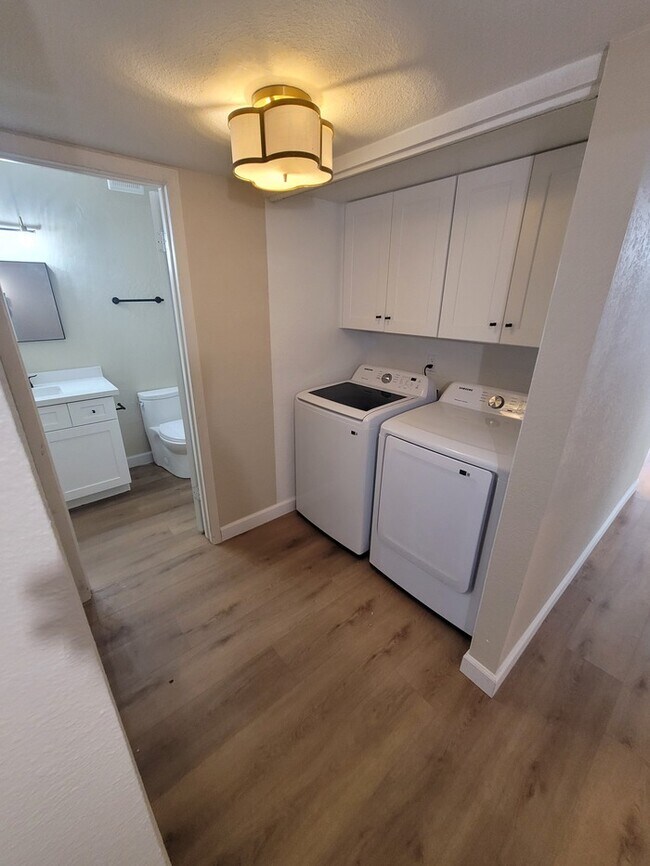 Building Photo - Remodeled 2/2 patio home for rent in sought-after central Phoenix area.