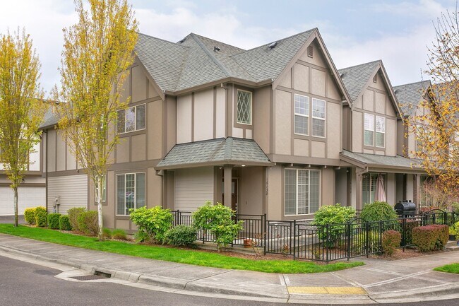 Primary Photo - 3 Bedroom 2.5 Bathroom Townhome in the Hea...