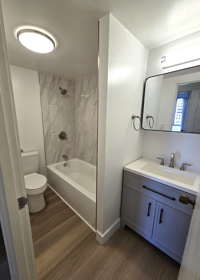 Building Photo - Large 2br/2ba/1pkg Condo near Blaisdell!