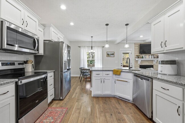 Building Photo - Dog Friendly Three Bedroom with Bonus in Sango!