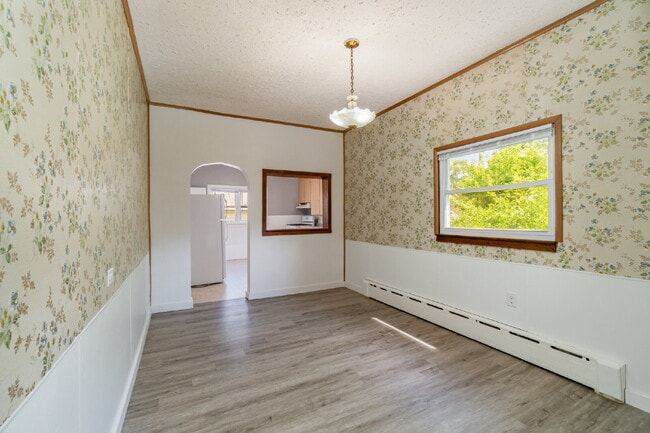 Building Photo - Spacious 3 bedroom home close to Downtown ...