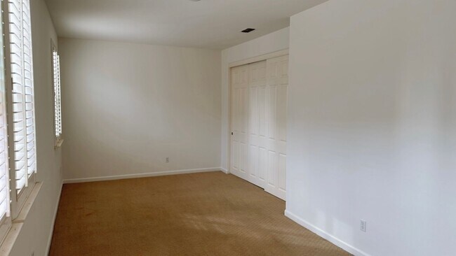 Building Photo - Full Bedroom and Bathroom Downstairs